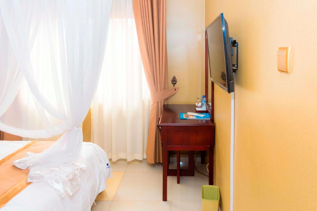 Sapphire Hotel Entebbe Kigo Kajansi Exteriör bild