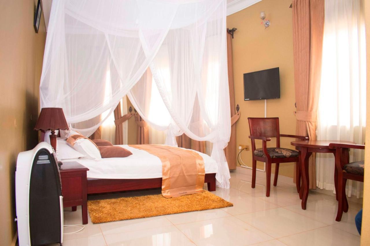Sapphire Hotel Entebbe Kigo Kajansi Exteriör bild