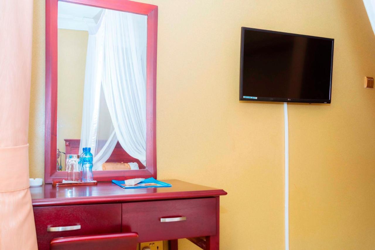 Sapphire Hotel Entebbe Kigo Kajansi Exteriör bild