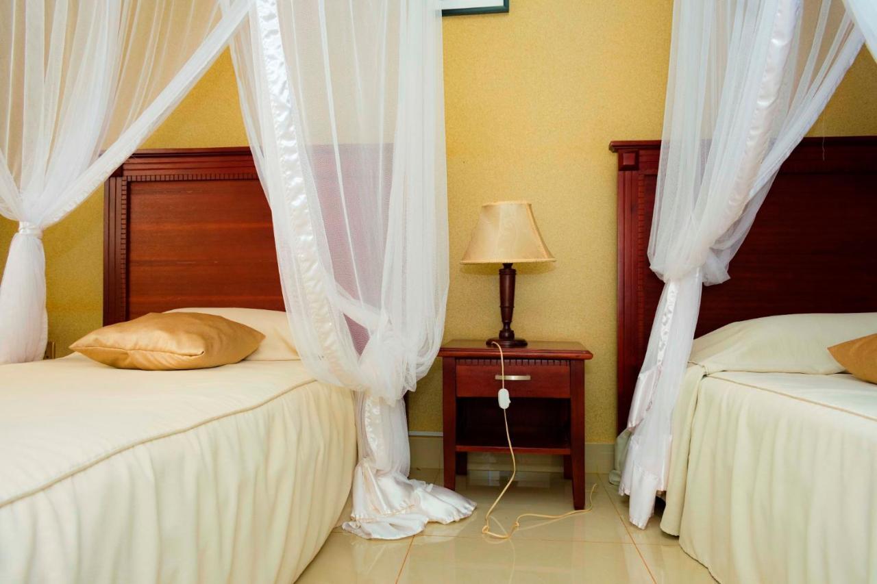 Sapphire Hotel Entebbe Kigo Kajansi Exteriör bild