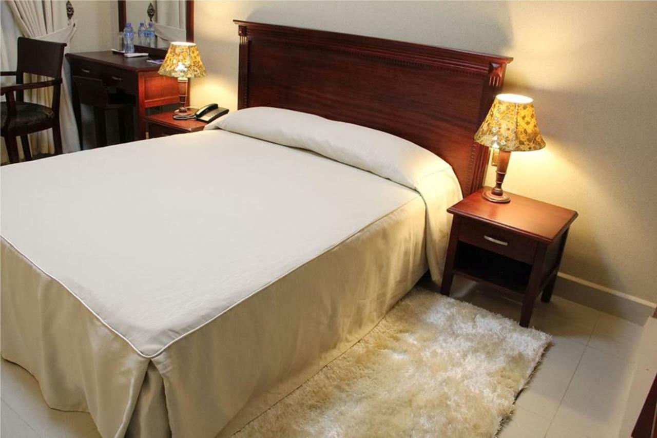 Sapphire Hotel Entebbe Kigo Kajansi Exteriör bild