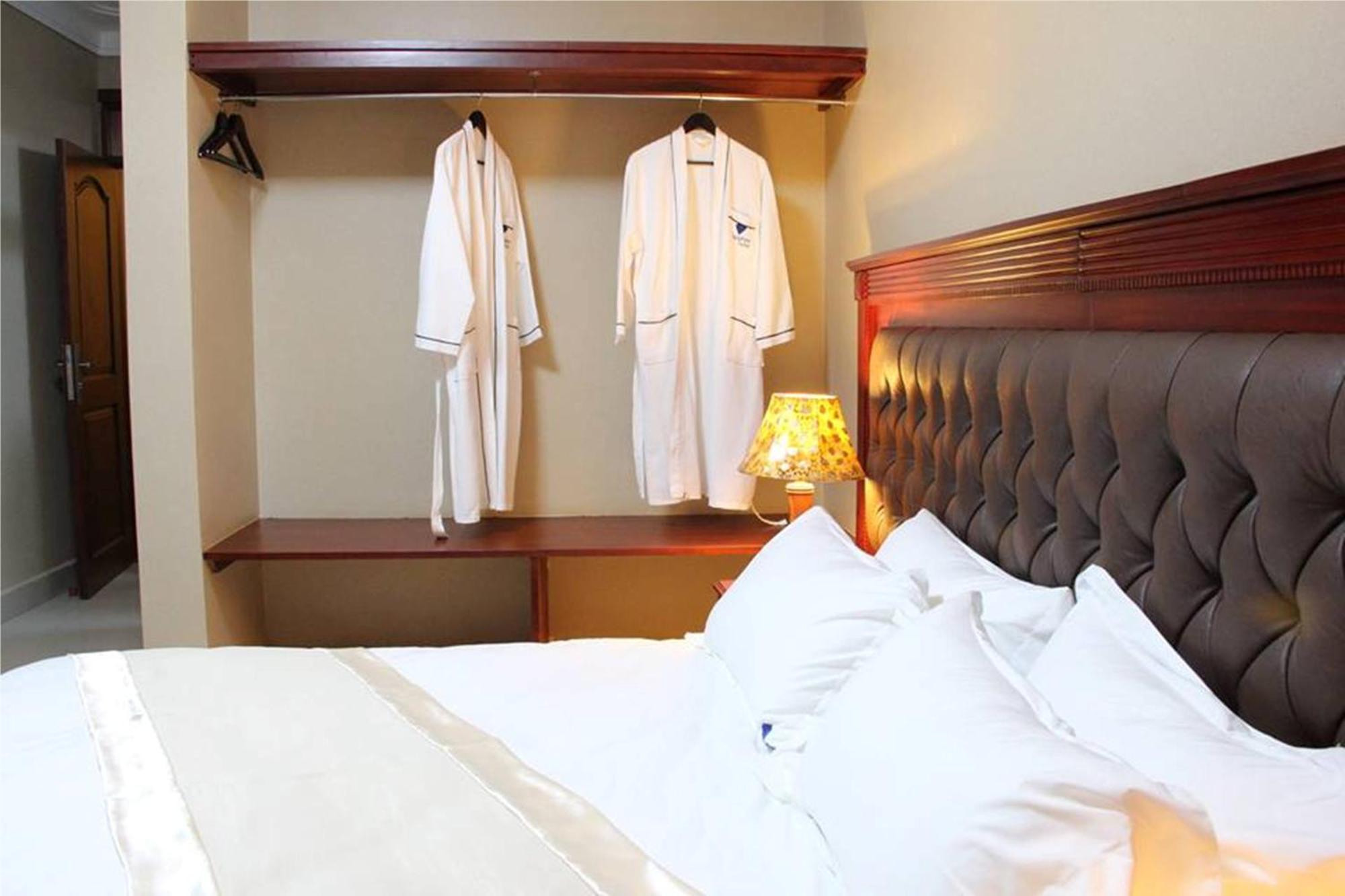 Sapphire Hotel Entebbe Kigo Kajansi Exteriör bild