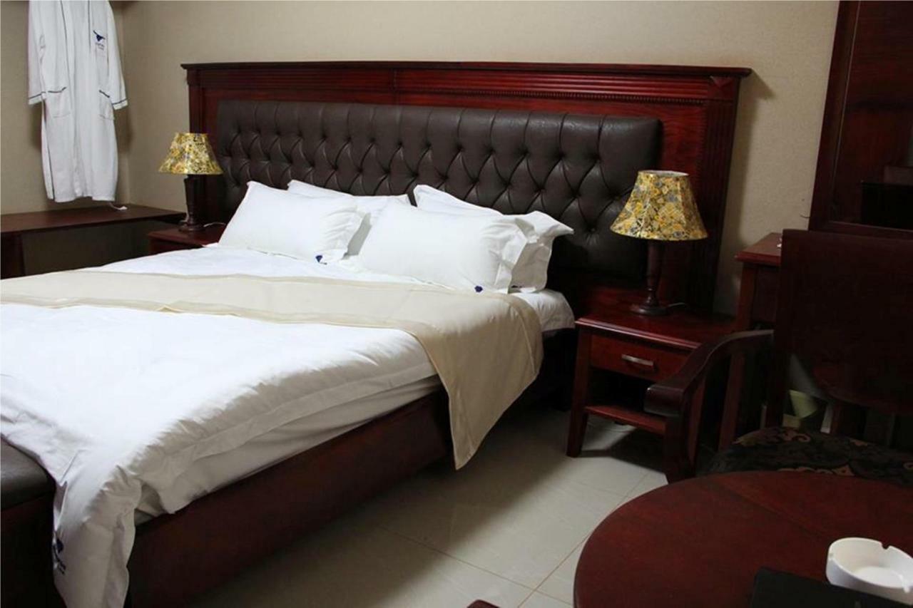 Sapphire Hotel Entebbe Kigo Kajansi Exteriör bild