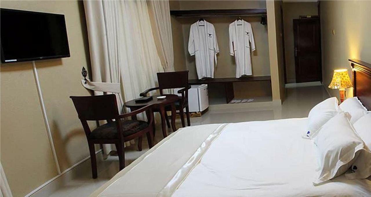 Sapphire Hotel Entebbe Kigo Kajansi Exteriör bild