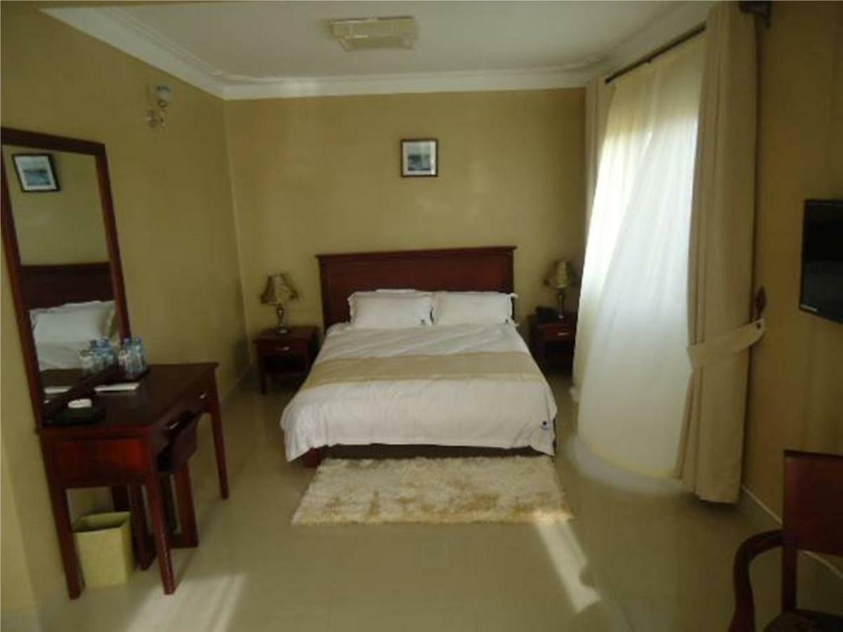 Sapphire Hotel Entebbe Kigo Kajansi Exteriör bild